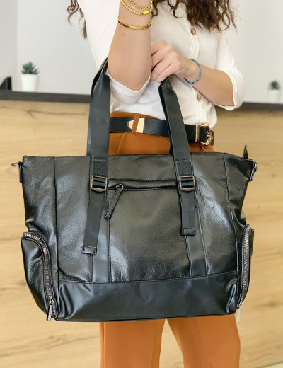 Γυναικεία τσάντα ώμου με εξωτερικές τσέπες 8040331