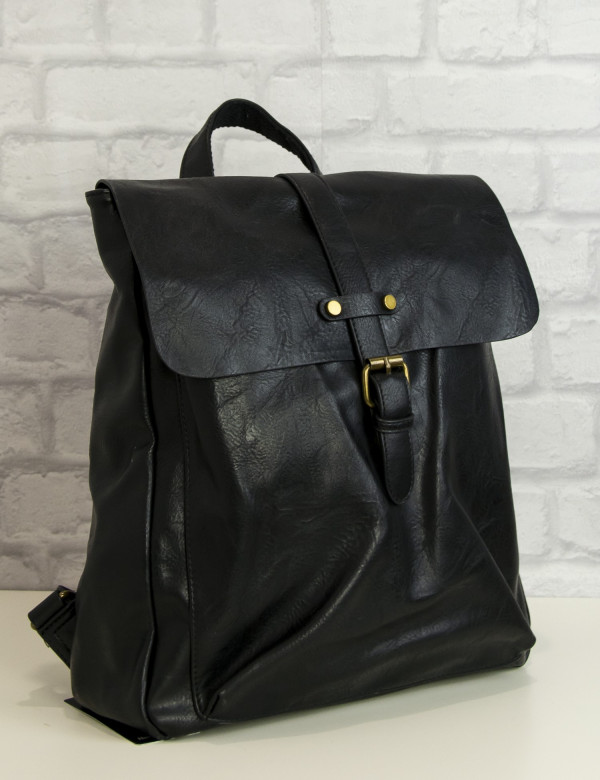 Γυναικείο μαύρο δερματίνη Back Pack με καπάκι PB8832